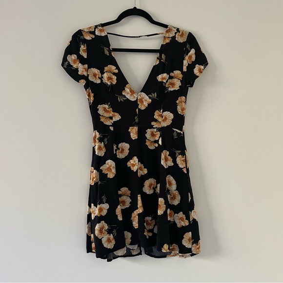 Gorgeous floral button down mini dress - Picture 4 of 5